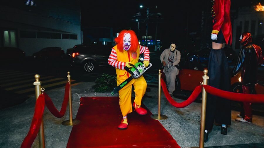 El anfitrión recibe en la alfombra roja